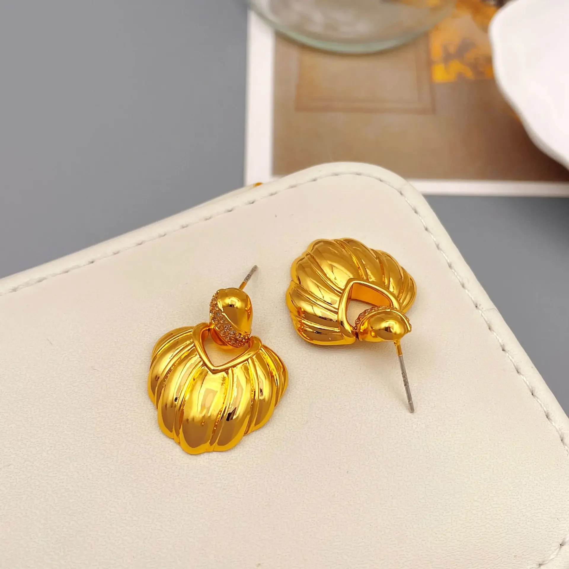 Винтажные нишевые универсальные серьги с текстурой золотого ракушки