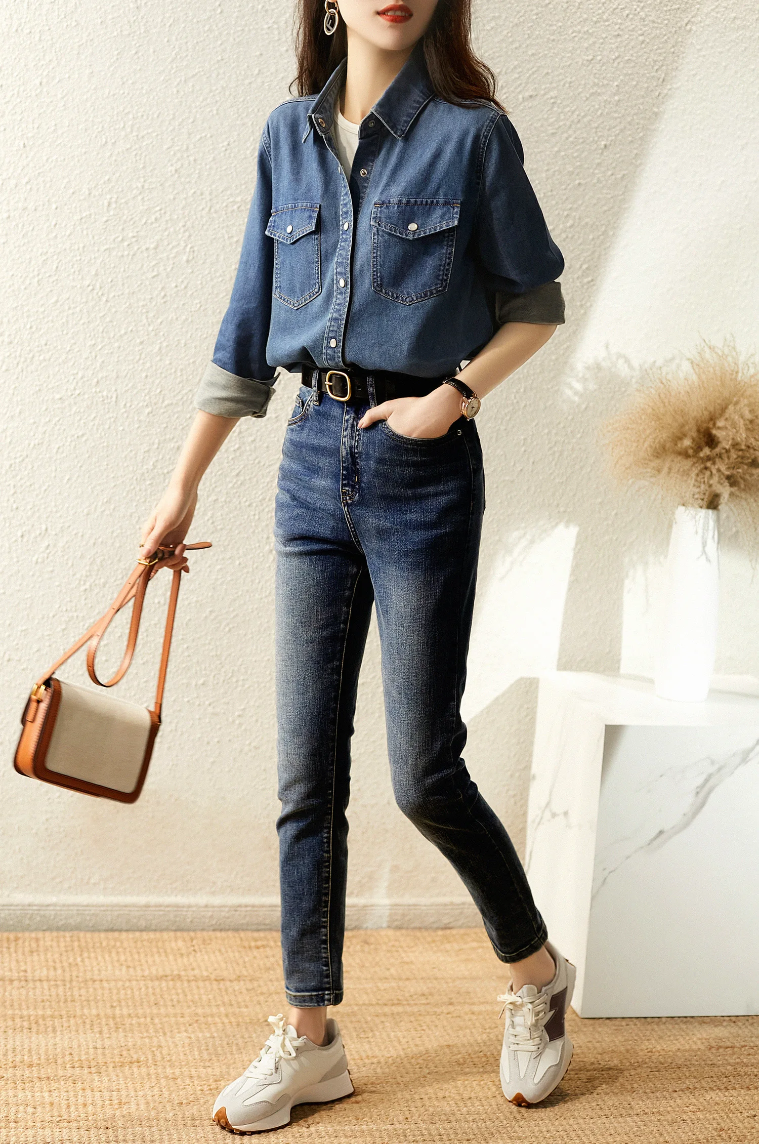 Женская джинсовая рубашка с отложным воротником и длинным рукавом