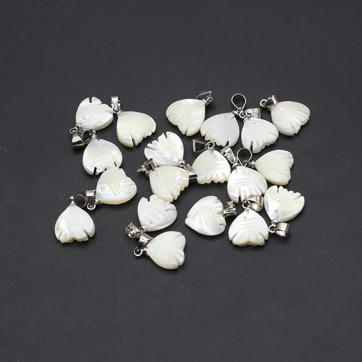 

2pc/lot Natural Pearl Shell Pendants Fish Shape White Shell Charms for Jewelry Making Diy Women Necklace Earrings Crafts