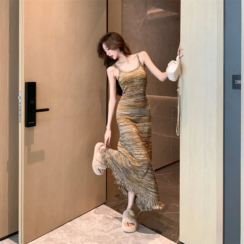 Вязаное длинное платье в полоску с кисточками женское макси на подтяжках