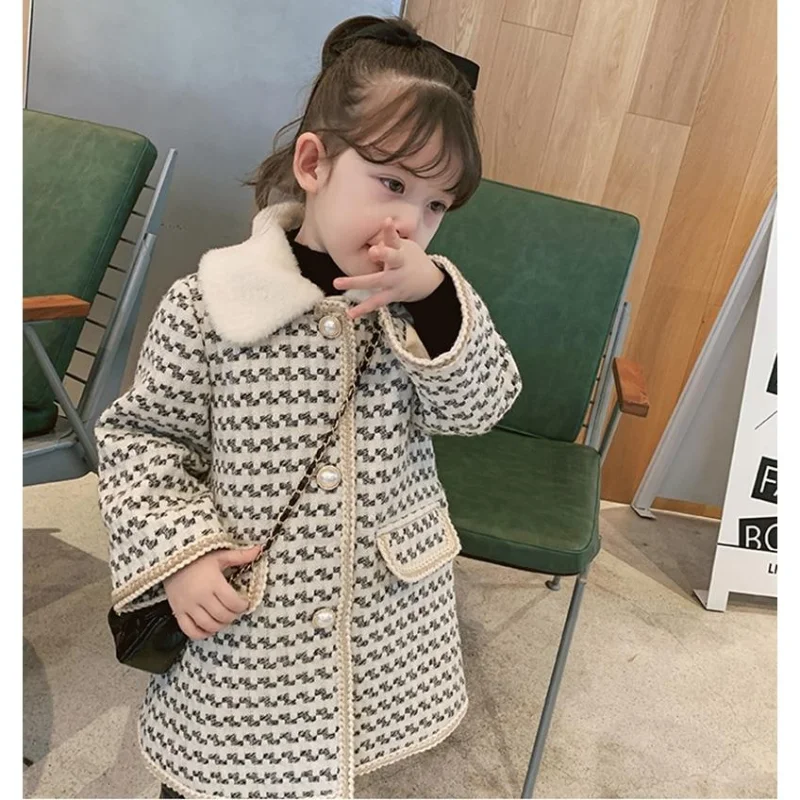 

Детское длинное трикотажное пальто в клетку, на пуговицах, с жемчугом