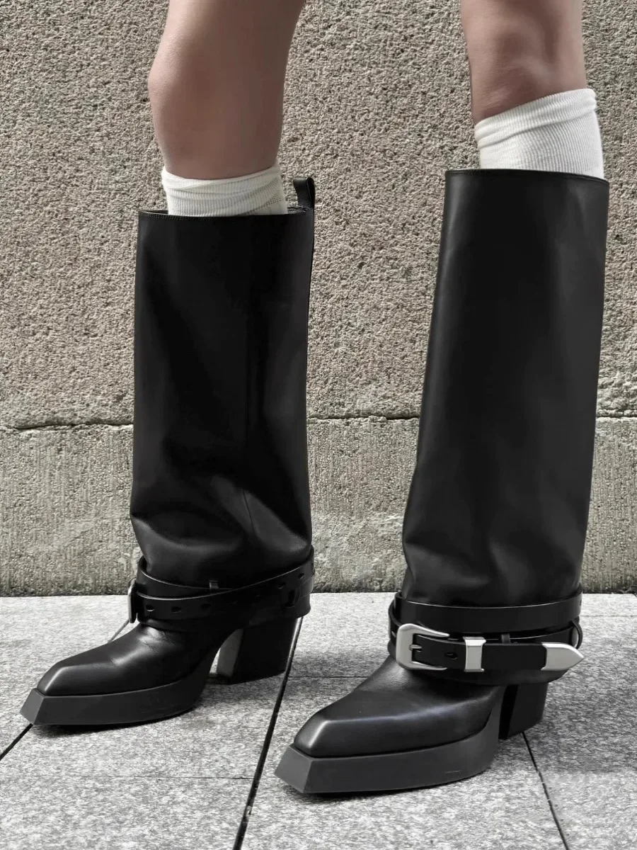Брючные сапоги с острым носком и тонкой пряжкой черные кожаные до колена на