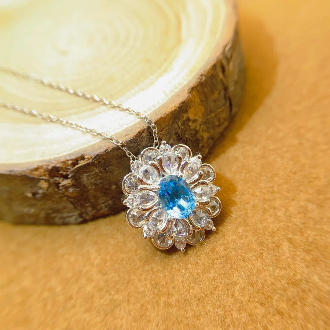 Женский кулон из серебра 925 пробы с натуральным голубым топазом 6 х8 мм