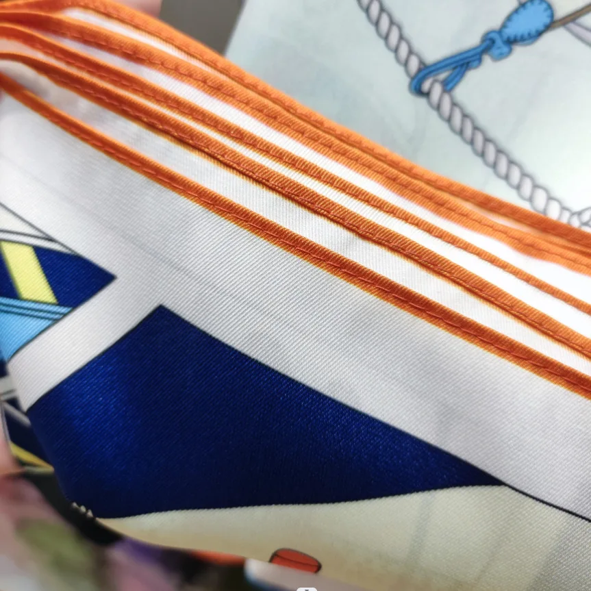 Рисунок 6 - Женские модные квадратные шарфы с принтом зебры