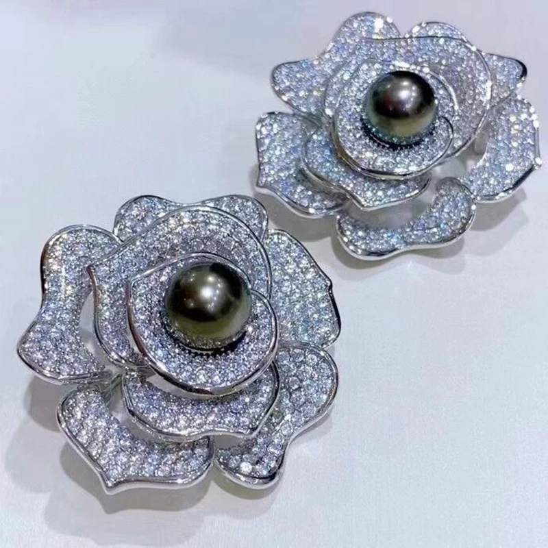 Брошь из натуральной таитянской Черной жемчужины в виде камелии