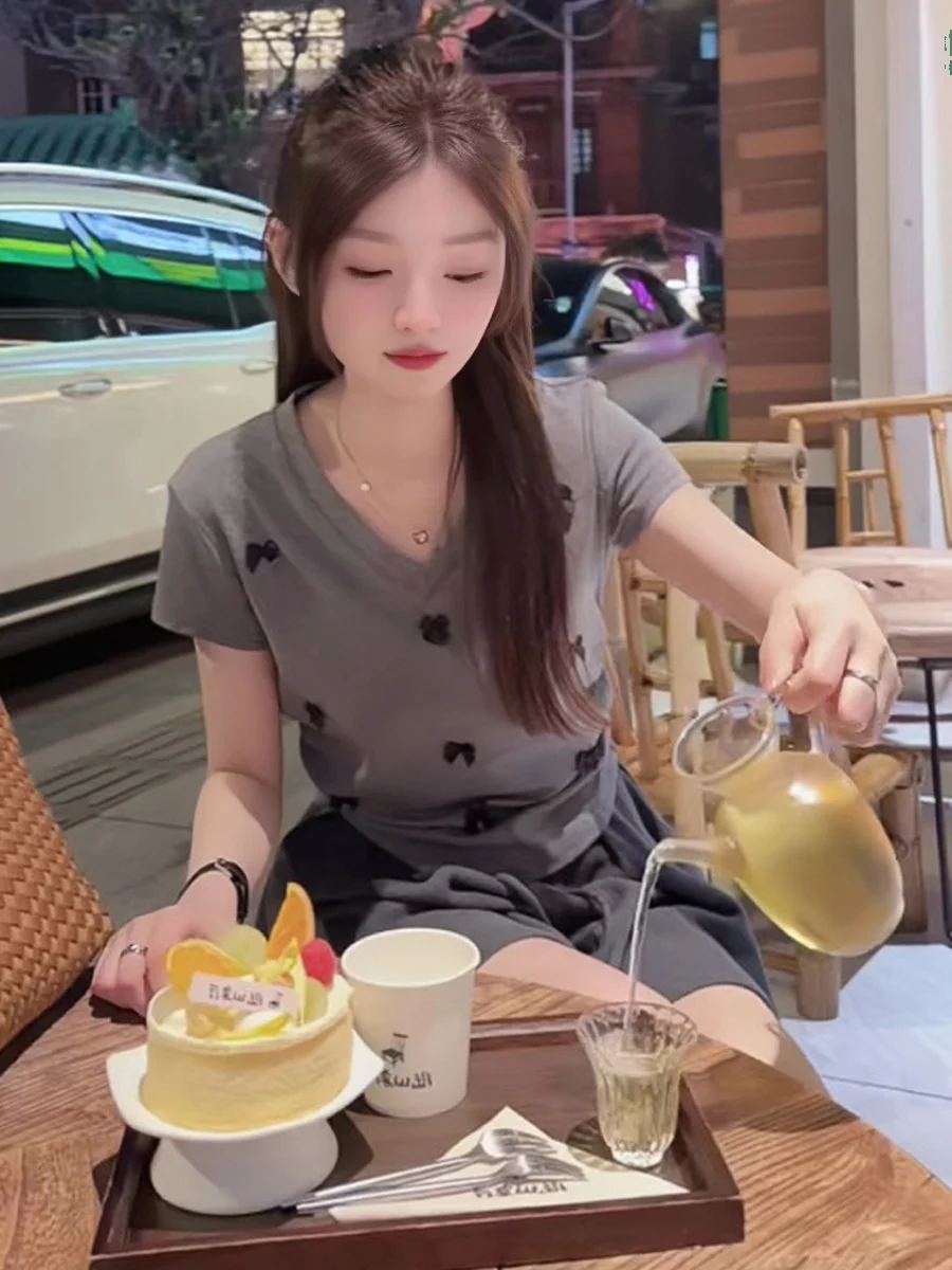 Женская футболка с V-образным вырезом коротким рукавом и трехмерным бантом