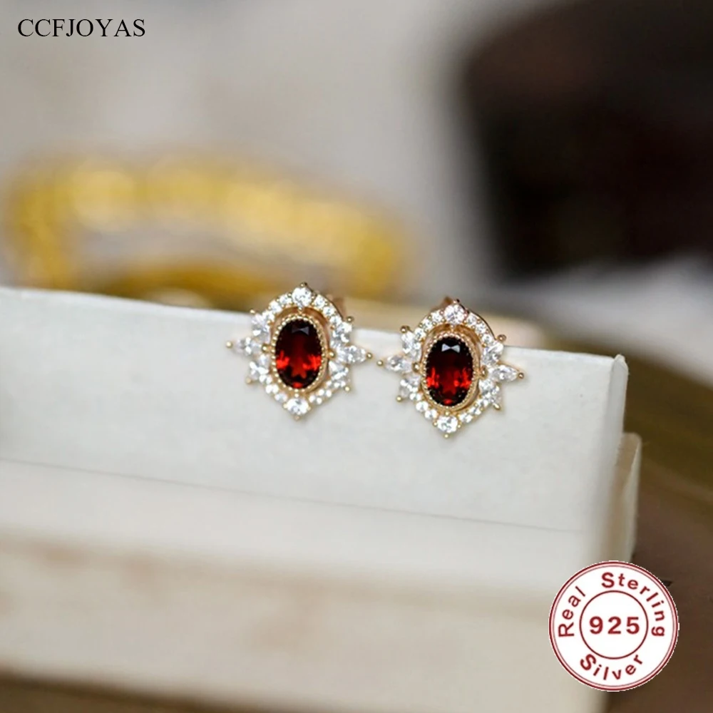 

Женские серьги-гвоздики из серебра 925 пробы с красным гранатом