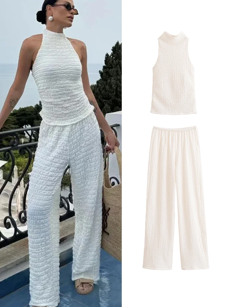 Женский элегантный комплект из топа без бретелек и брюк с открытой промежностью.