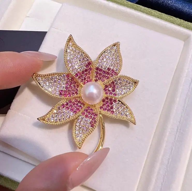 Женская брошь с жемчугом и кленовыми листьями