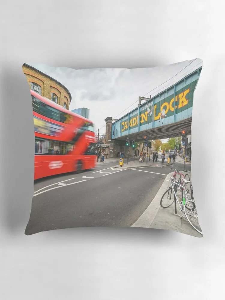 Красная лондонская двухслойная подушка в передней части Camden Lock bridge декоративная