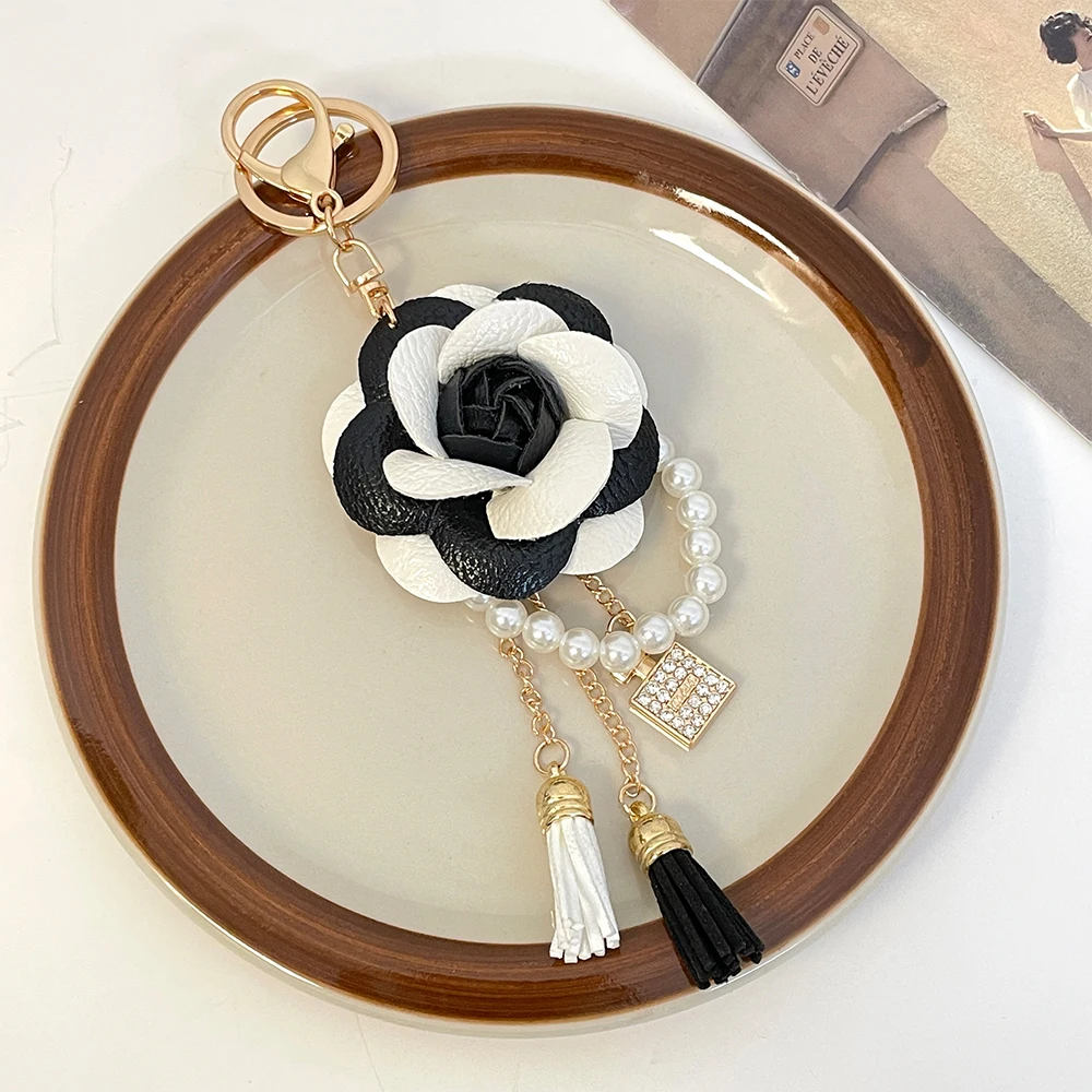 Женский брелок с подвеской в виде флакона духов