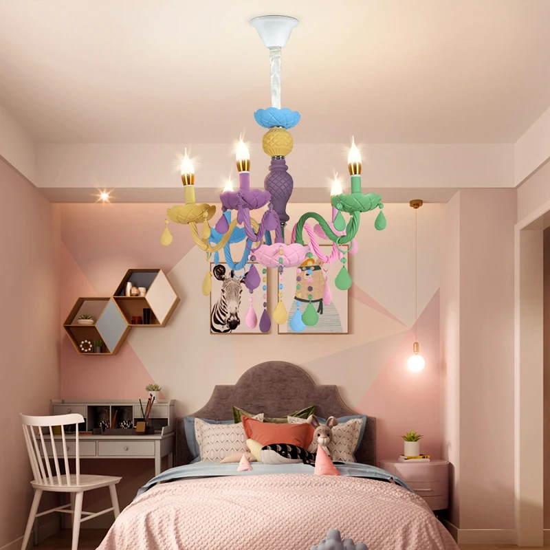 Дешево Люстра Макарон для детской спальни, празднование дня рождения, подвесные светильники, Хрустальная светодиодная Радужная люстра-Свеча для д...
