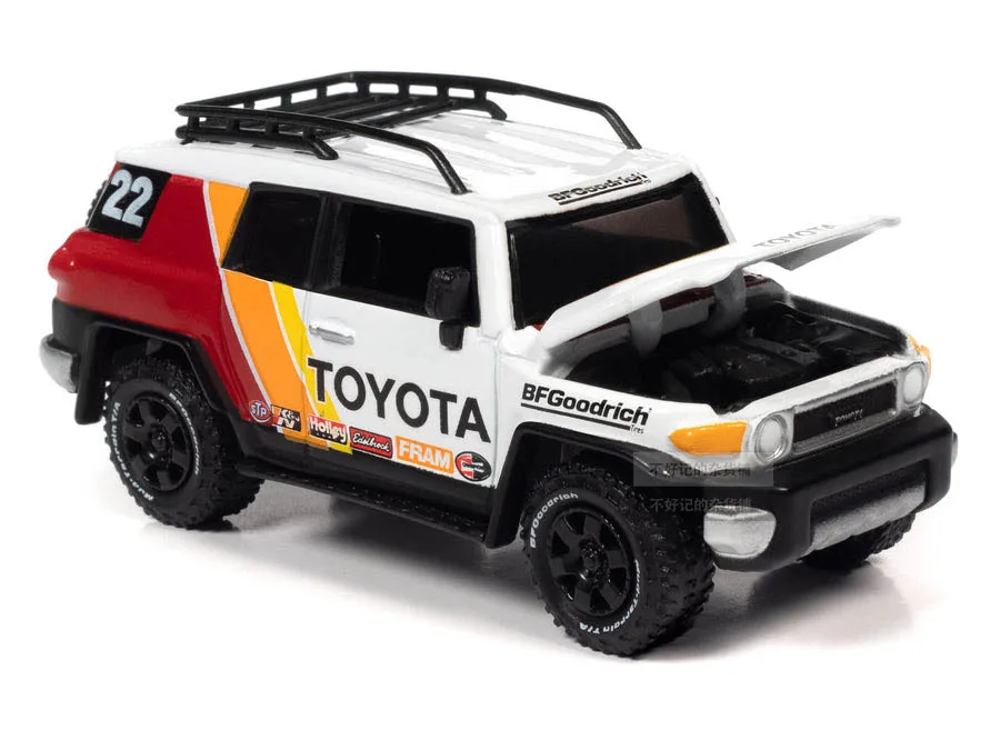 Модель автомобиля металлическая из металлического сплава в виде круизера