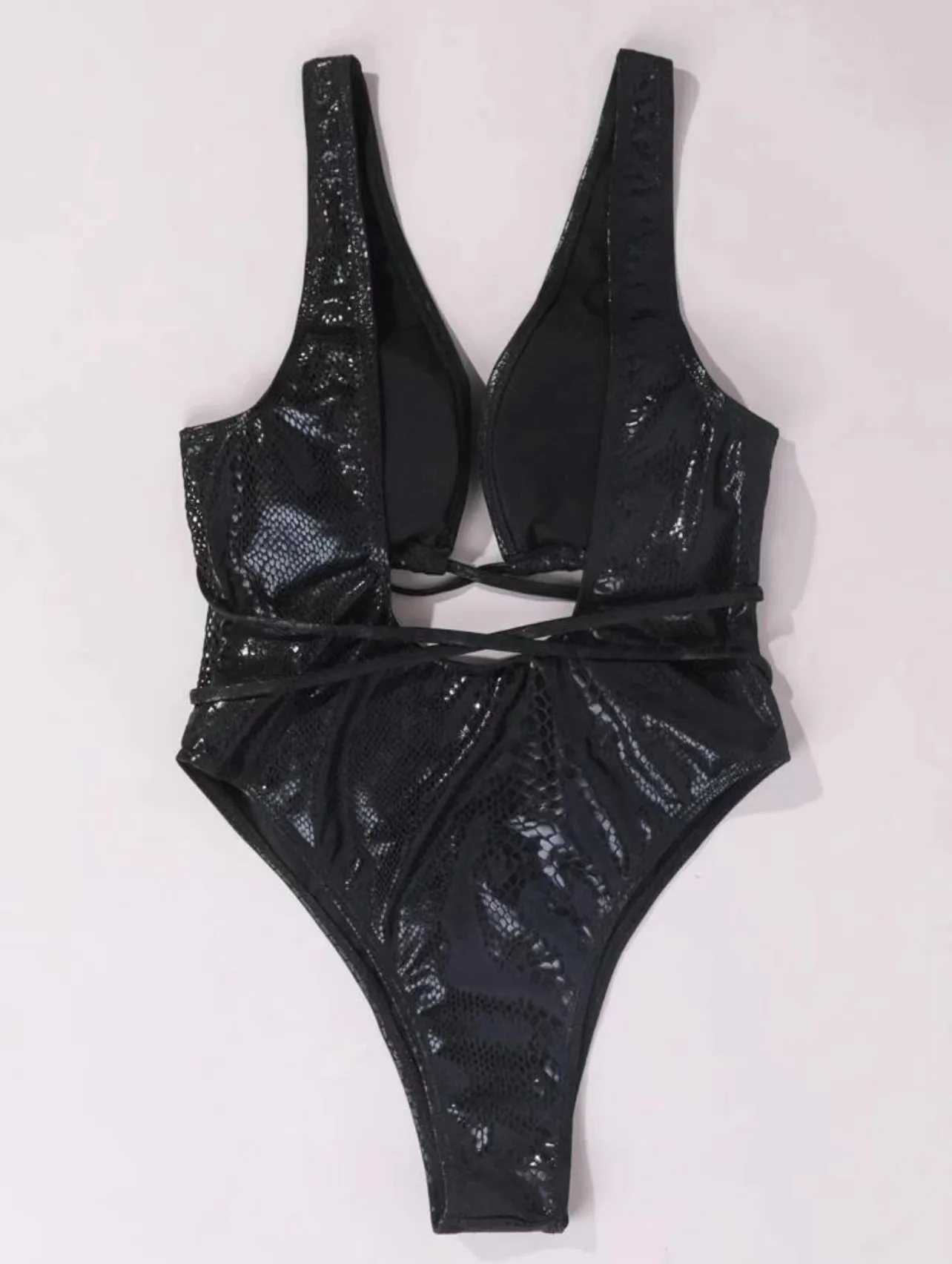 Женские пляжные слитные купальники со змеиным принтом черные открытые с