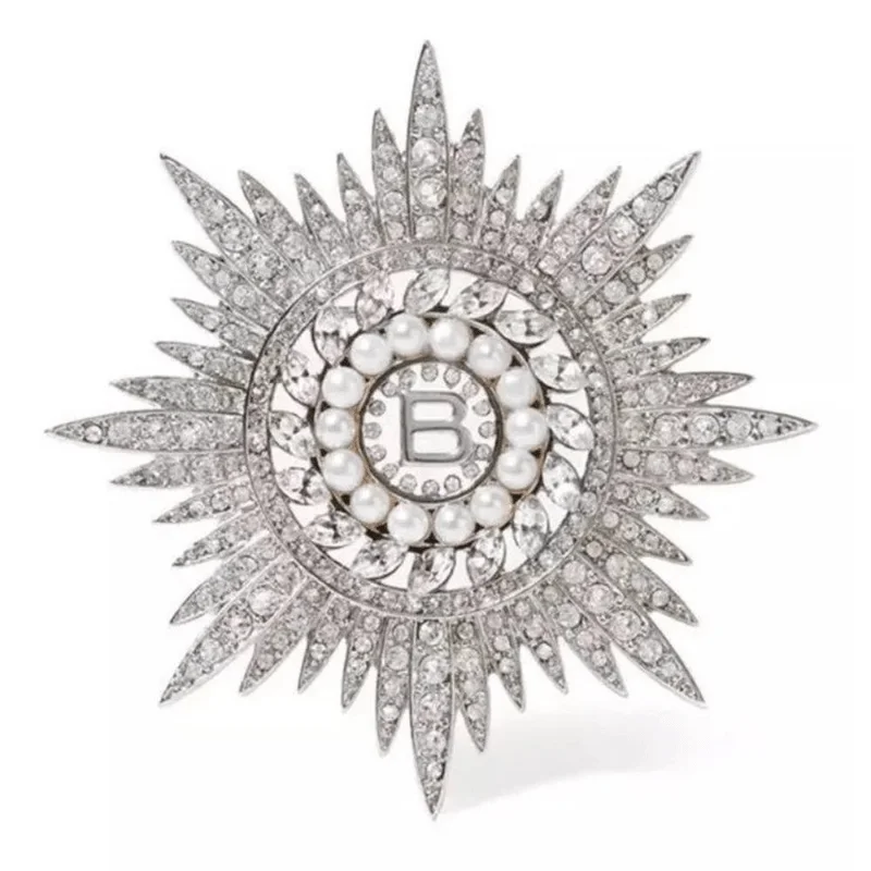 

Серебристая брошь с жемчугом и звездами