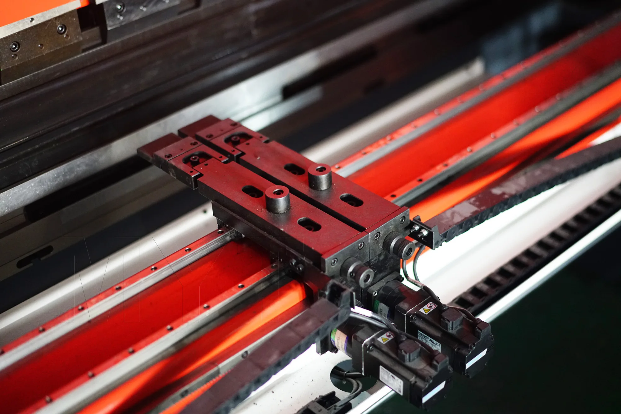 Гибридный гидравлический персрем Prijs с сенсорным экраном Delem Da 66T