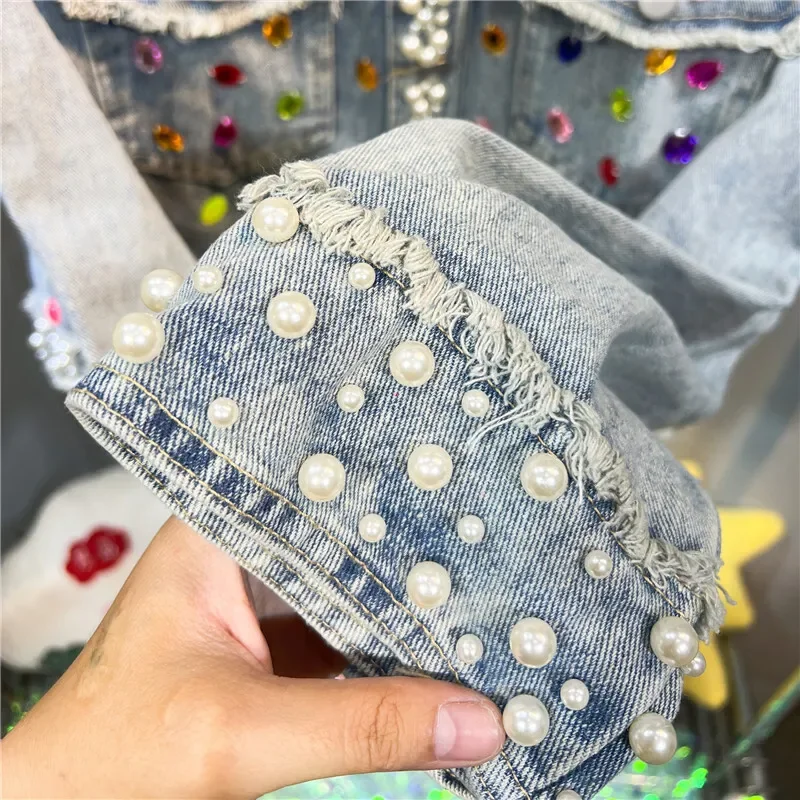 Модная светло-голубая короткая джинсовая куртка с жемчугом и бисером