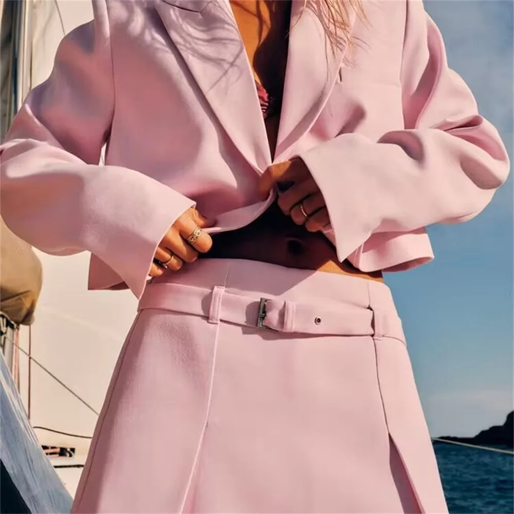 Женский костюм с поясом и юбкой