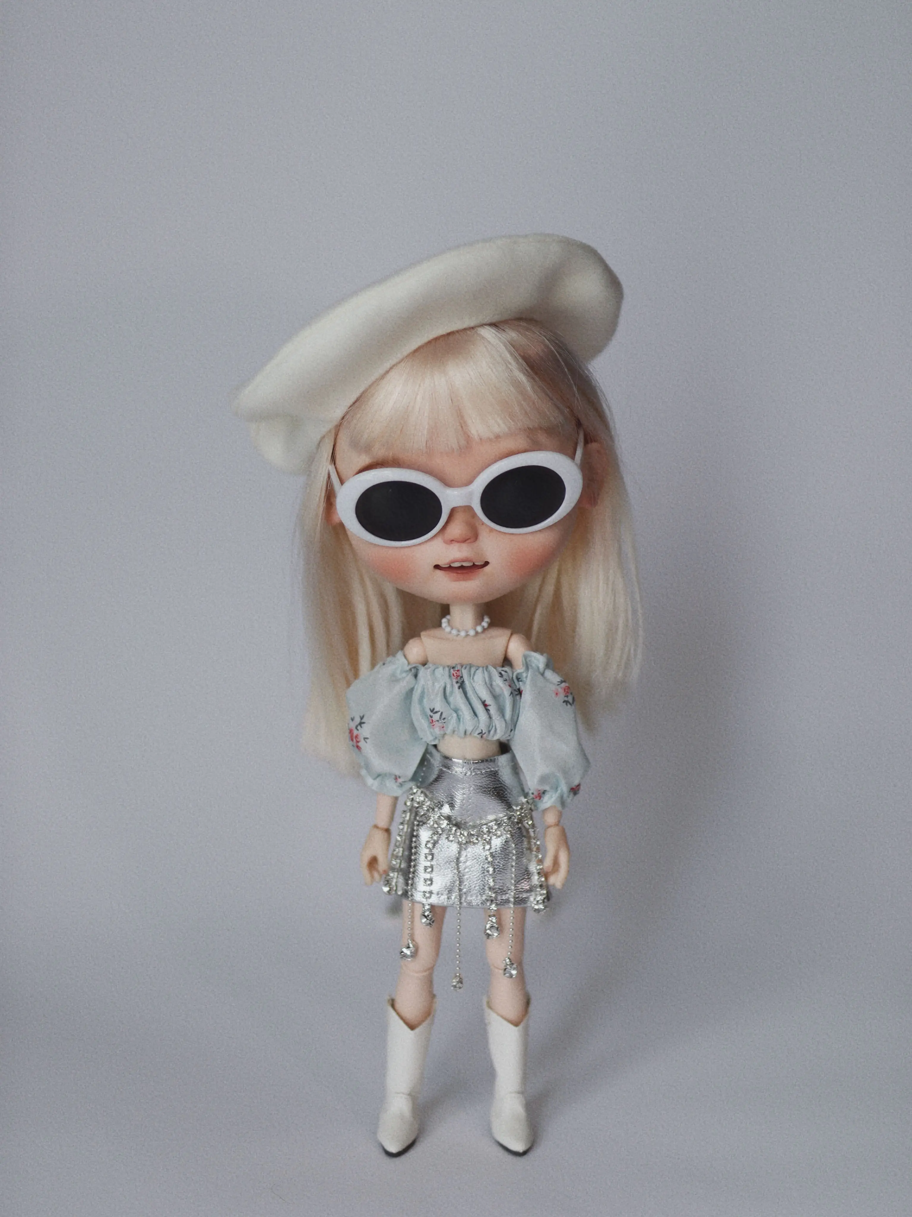 

Кукольное платье Blythes-это стильный комплект из двух предметов, состоящий из синей юбки на одно плечо и серебристой юбки на одно плечо длиной 30 см, размер 1/6