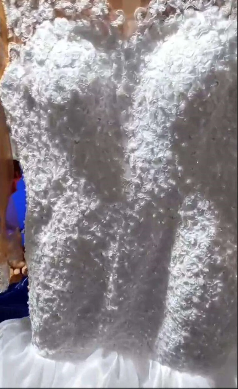 Модное свадебное платье с круглым вырезом и кружевной аппликацией по