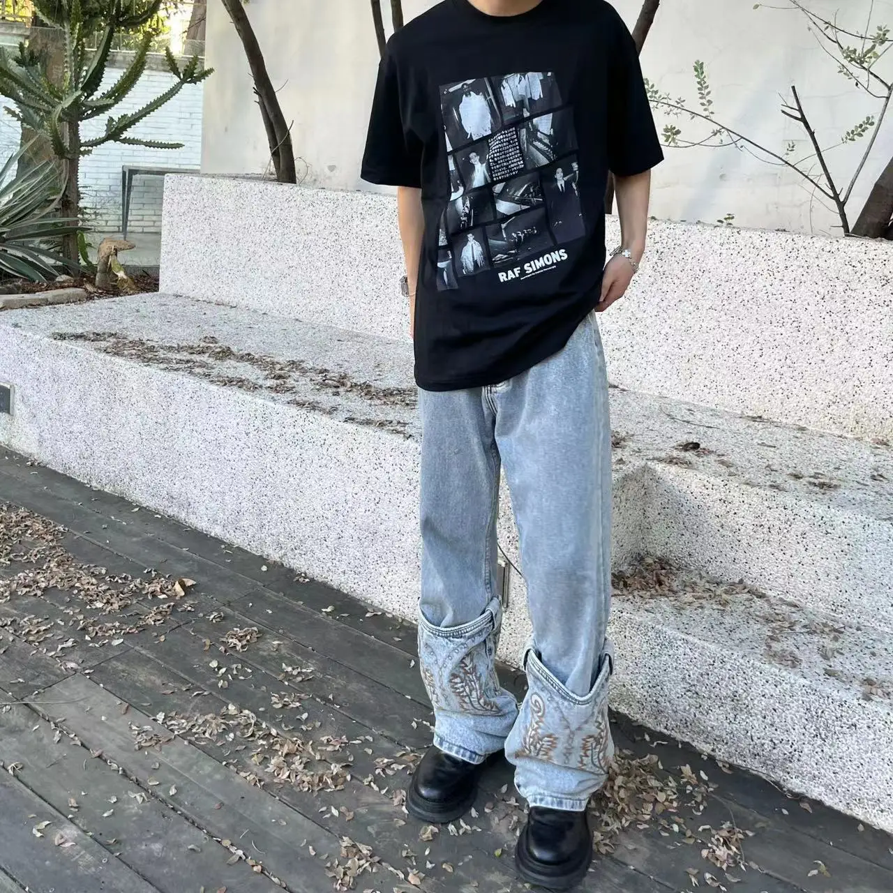 Черная свободная футболка с коротким рукавом принтом