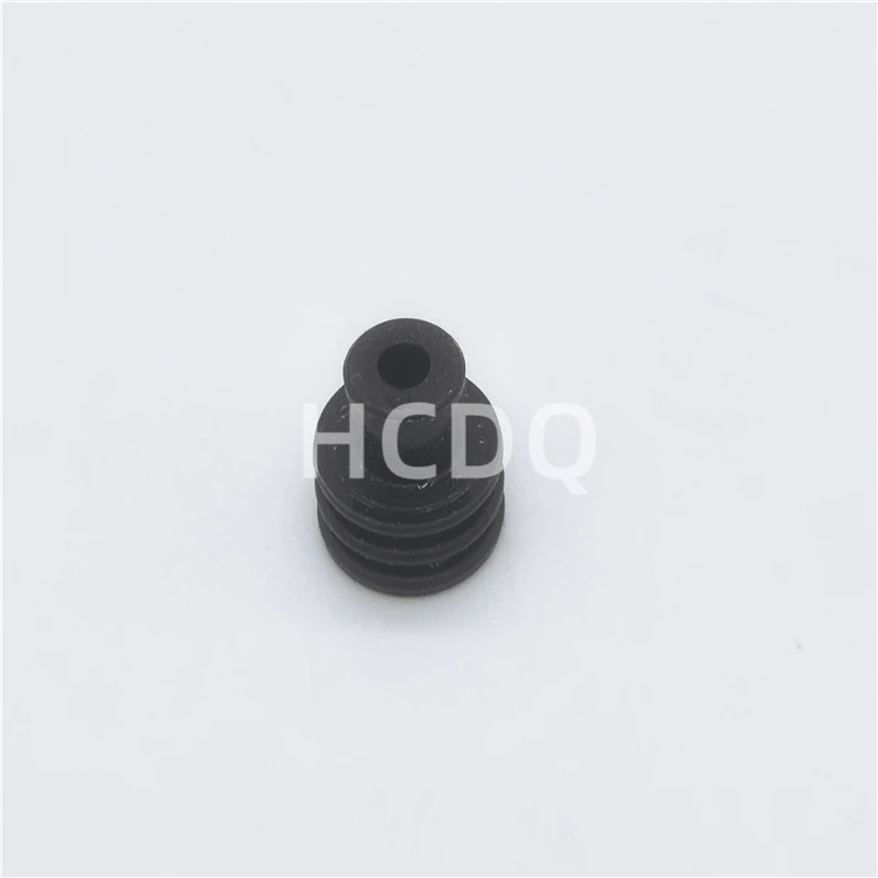 100 PCS Original and genuine 7158-3083 automobile connector plug housing supplied from stock