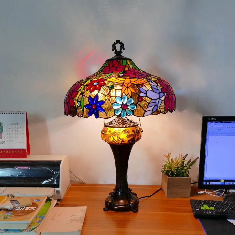 

Декоративная большая настольная лампа, высококлассный классический прикроватный светильник из витражного стекла, 25 дюймов, для гостиной, спальни, кафе, ретро