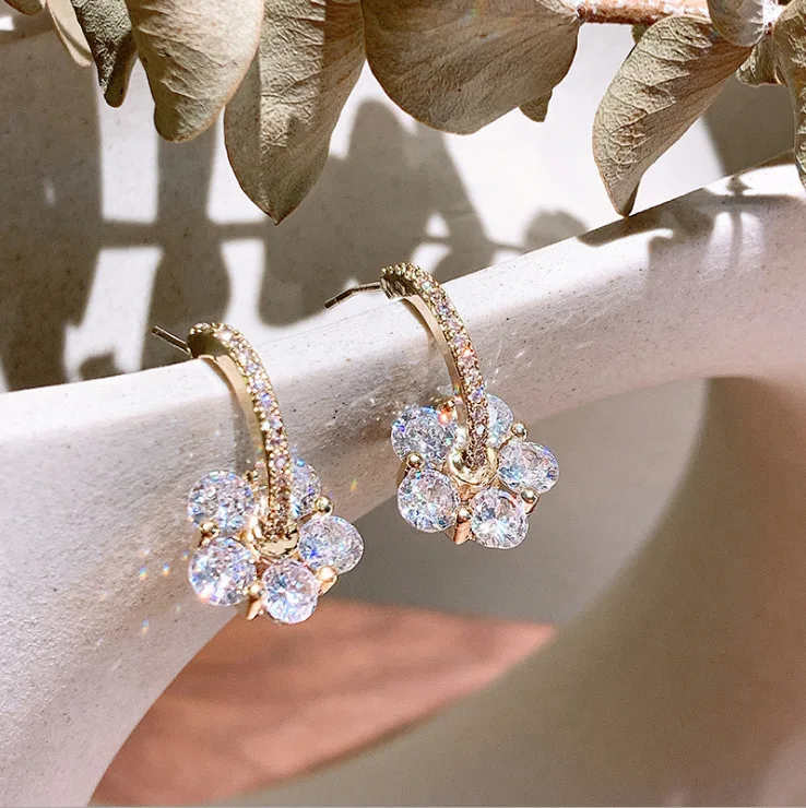 

2023 South Korea's new diamond-studded hollow flower zircon fresh temperament sweet cute fashion trend ladies earrings