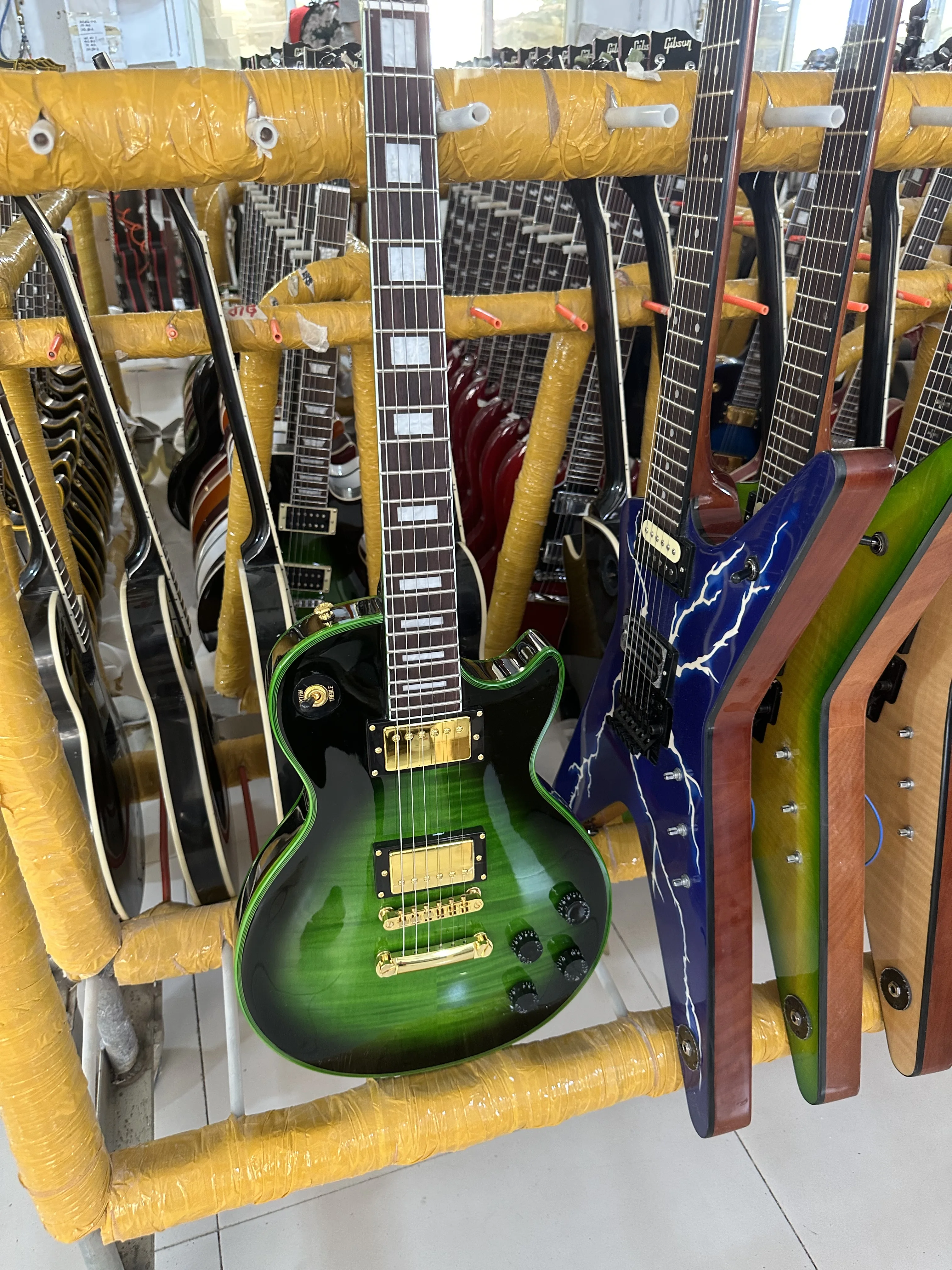 Электрогитара по индивидуальному заказу золото импортное дерево и экологически