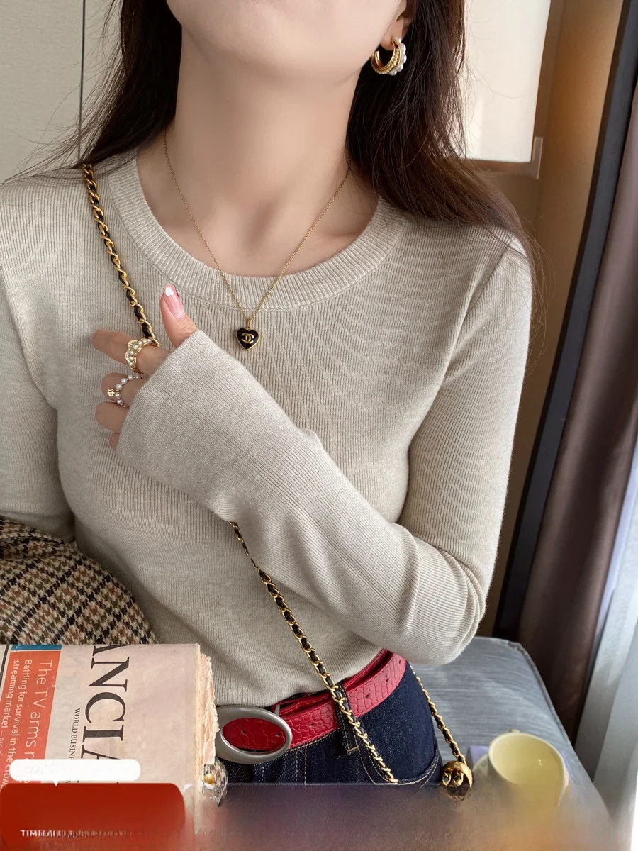 Облегающая трикотажная нижняя рубашка с круглым вырезом и длинными рукавами.