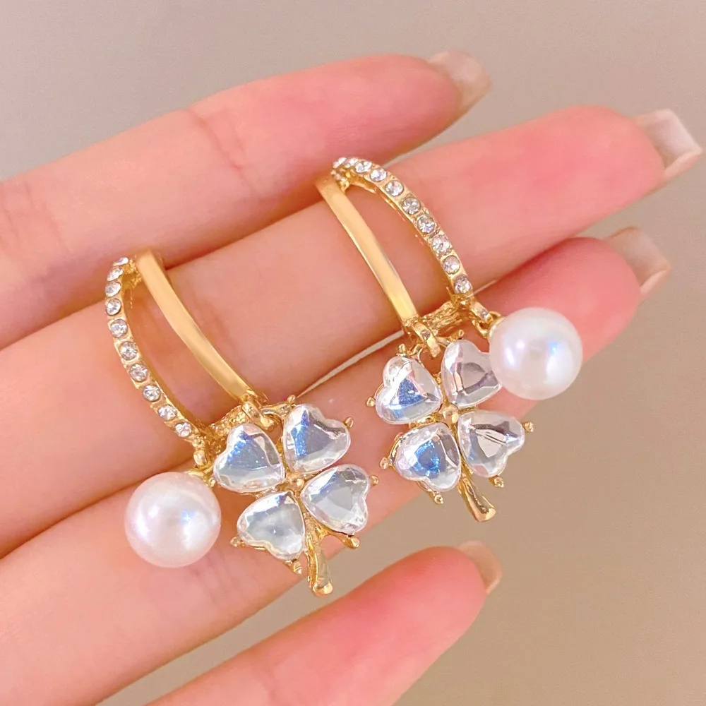 Роскошные розовые серьги-кольца с кристаллами в форме четырехлистного сердца