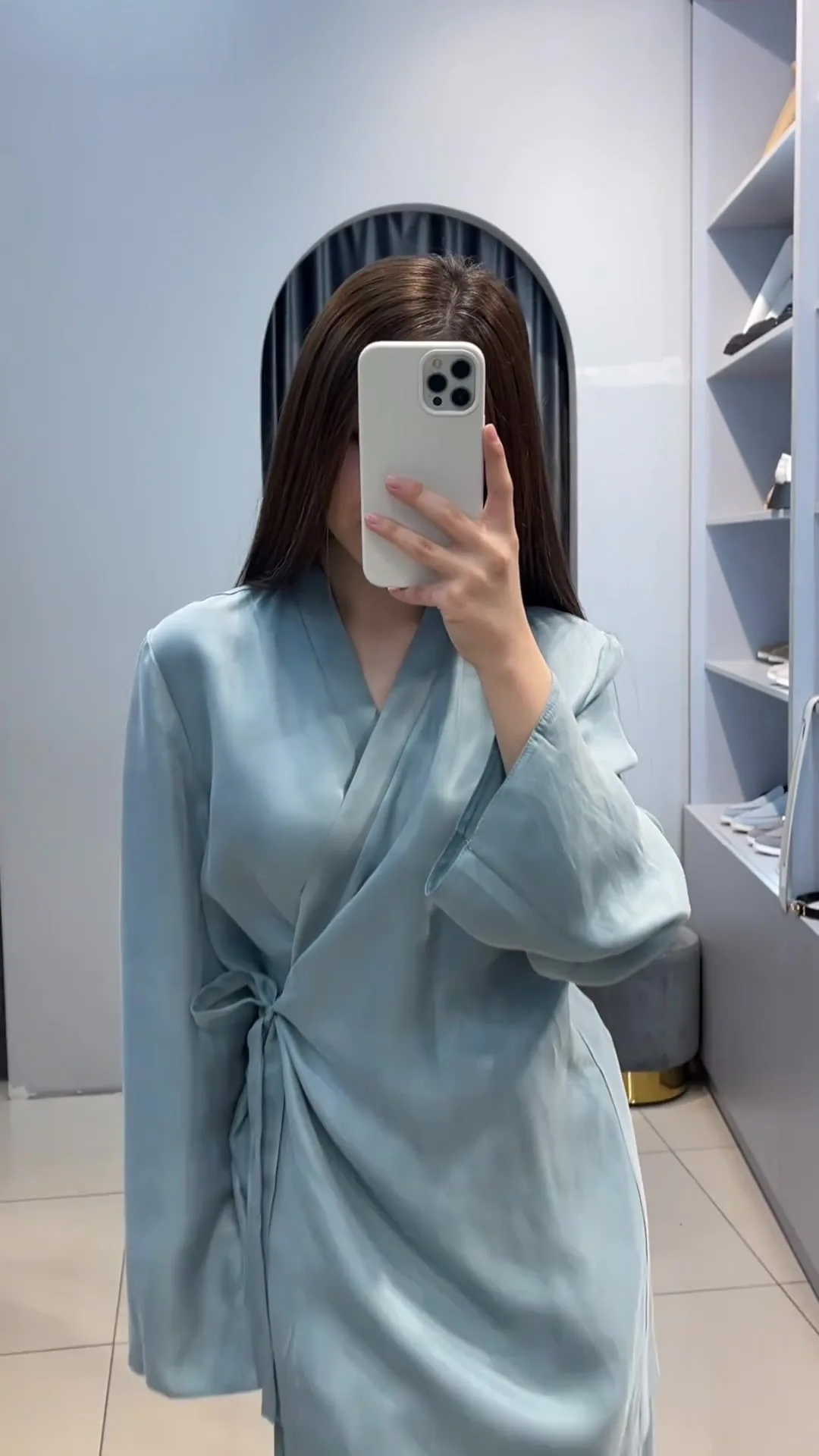 Блузка женская с V-образным вырезом длинным рукавом и завышенной талией