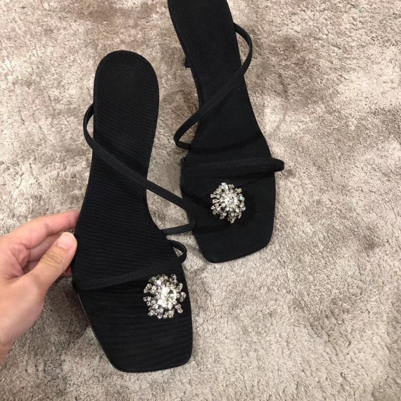 

Женские летние сандалии на плоской подошве с открытым носком