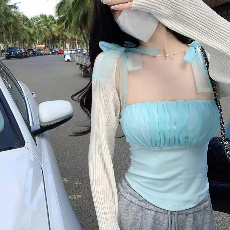 

Женский топ на бретельках с завязками через плечо и рюшами