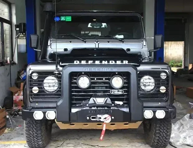 Передний бампер для Land Rover Defender можно поставить лебедку.