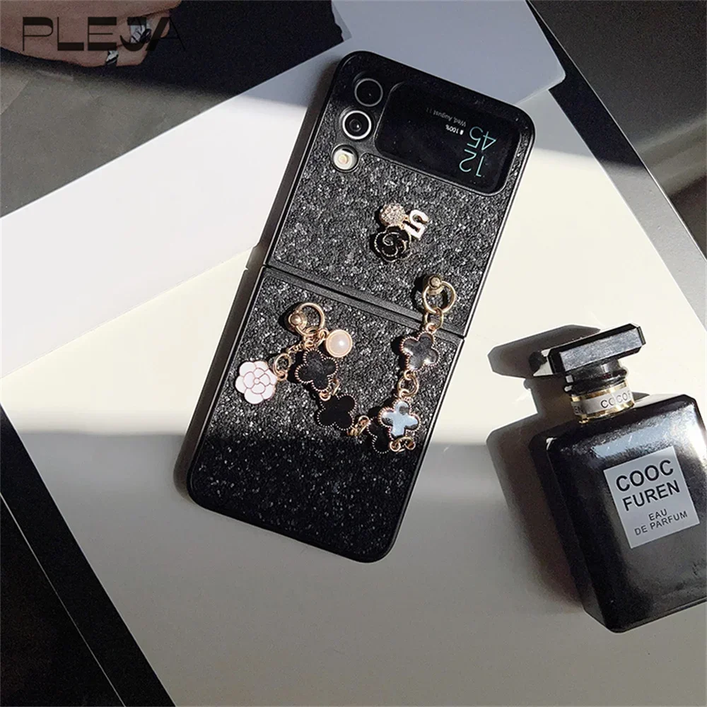 

Cute Four leaf Clover Bracelet Chain Phone Case For Samsung Galaxy Z Flip 5 4 3 Flip3 Flip4 5G Glitter Back Cover Fashion Fundas