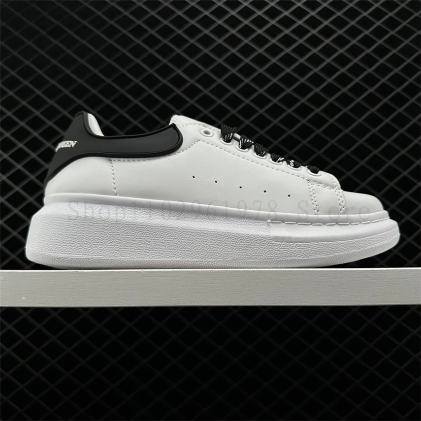 

2023 New Mcqueen Sneakers Leather Lace Up Fashion White Shoes Alexander Versatile Casual Sports Shoes for Men and Women