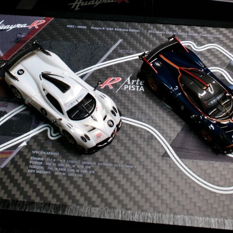 В наличии: Набор из двух моделей DMY×WAM Huayi R GT1 Nürburgring в масштабе 1:64 — миниатюрные реплики автомобилей из смолы, предмет декора для взрослых. (art.: 3920da7e8d486) - 3920da7e8d486