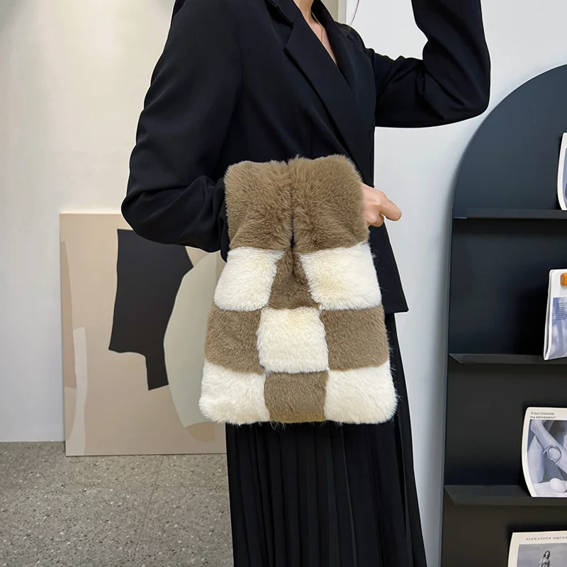 

Checkered Plush Bags For Women Winter Checkerboard Furry Luxury Designer Handbag Warm Soft Fluffy Tote Bag Plaid Faux Fur Bags