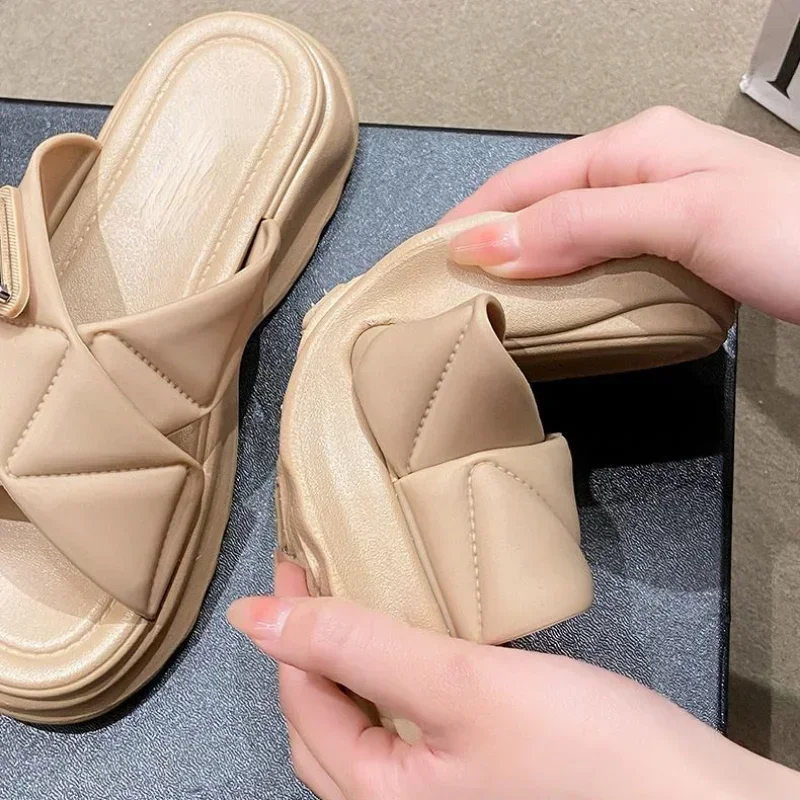 Женская летняя обувь на платформе с подвеской