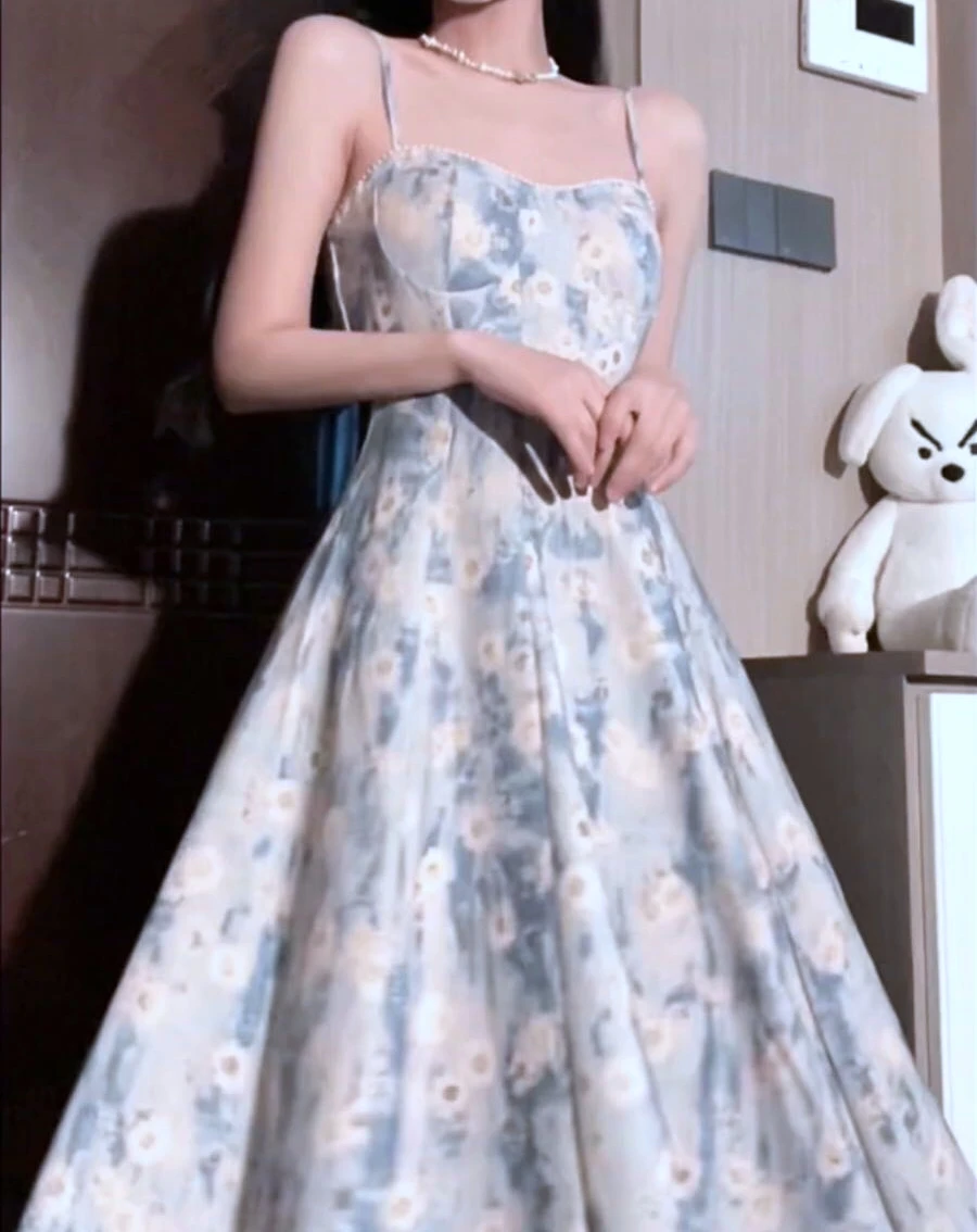 

Платье на бретельках с цветочным принтом и высокой талией