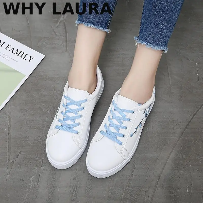 

2022 Women's leisure shoes Spring new white comfortable soft light sports shoes breathable flower lace embroidery fashion women'