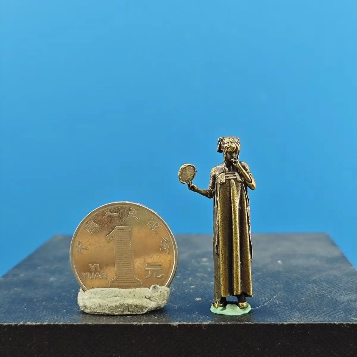 

Миниатюрная латунная статуэтка девушки Hanfu