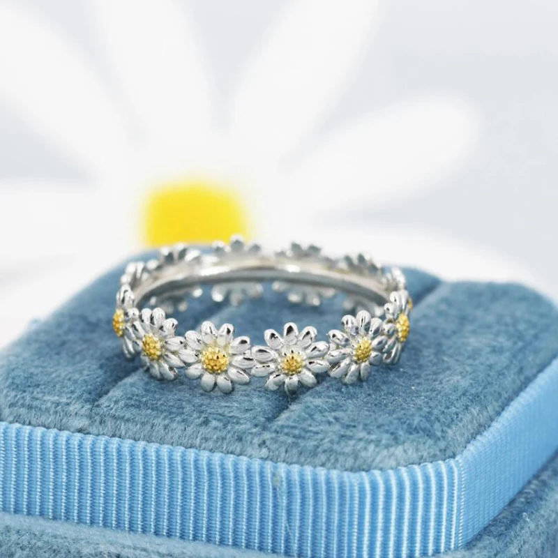 

Tiny Daisy Flower Ring Minimal Dainty Delicate Ring Two Tone Flower Infinity Band Valentine's Day Gift for Her