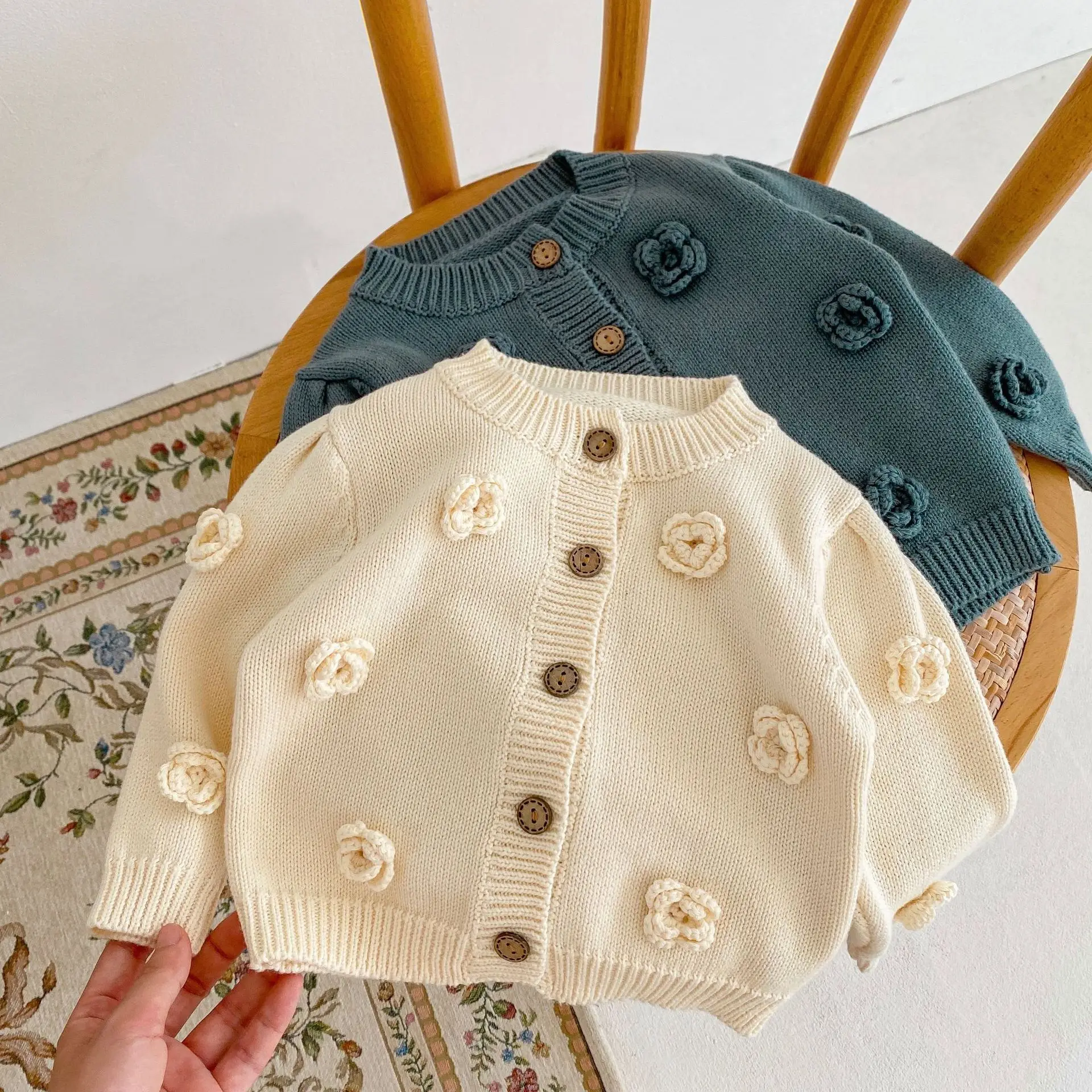 

2022 autumn baby coat hand flower baby knitted cotton jacket round neck sweater cardigan