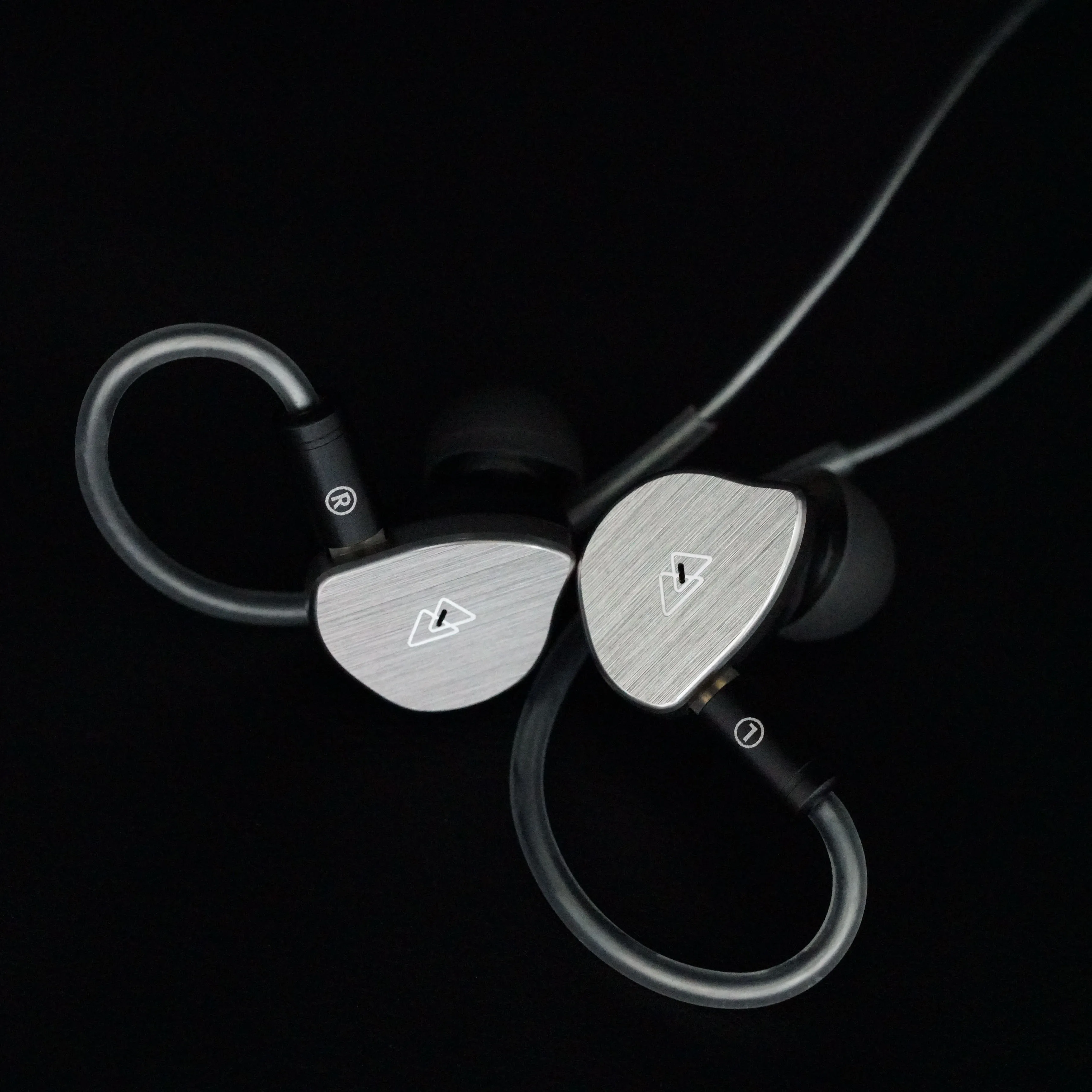Фото BQEYZ BQ10 12 мм ПЭТ динамический драйвер наушники-вкладыши HiFi проводные игровые наушники IEM 0,78 мм 2-контактный съемный посеребренный кабель OFC №5