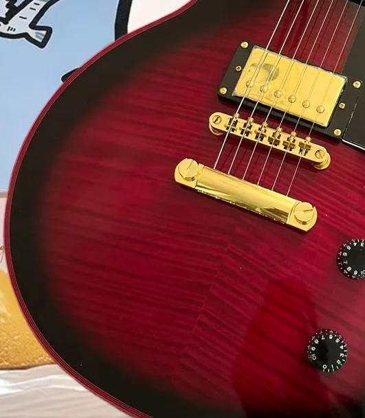 Электрическая гитара из заводского клена и персикового дерева