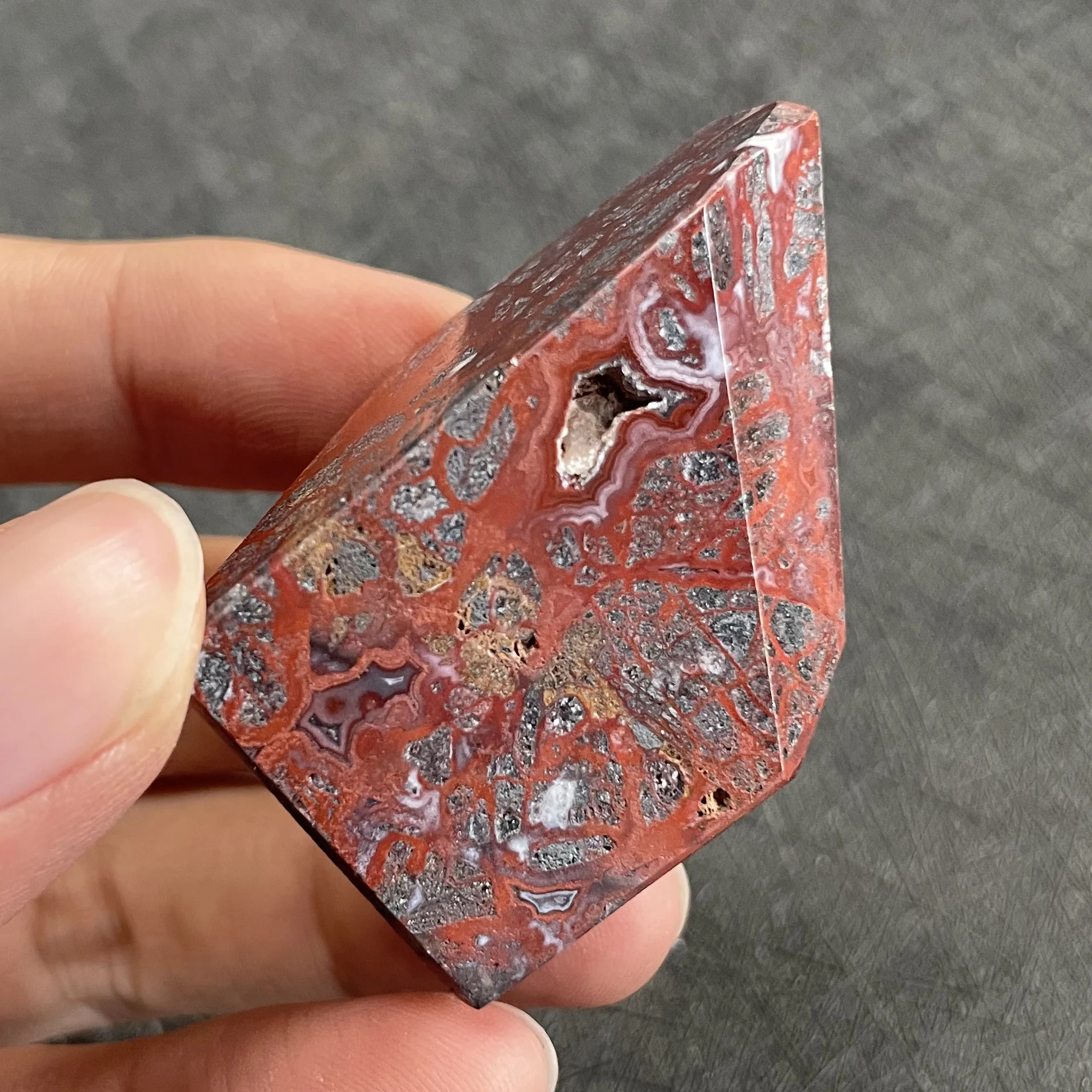 

Мексиканский красный агат, полированный кристалл