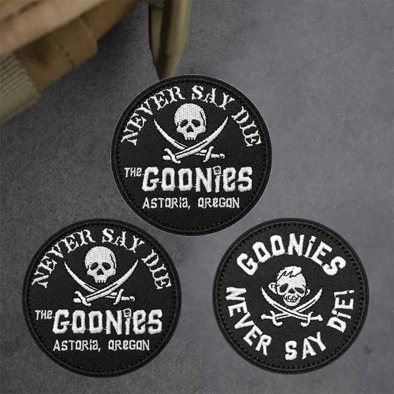 Фото Вышитая нашивка THE GOONIES NEVER SAY DIE с рамкой merrow, пришитая аппликация для одежды и аксессуаров, новинка 2025 г. №4