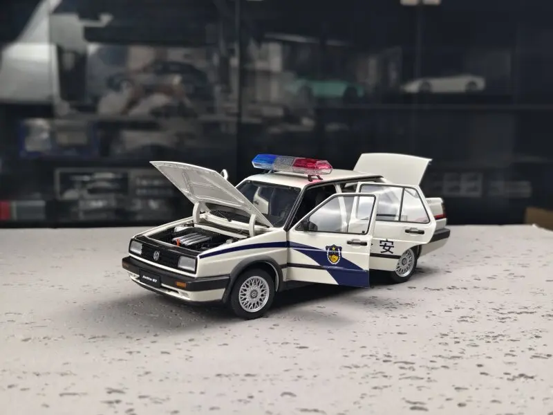Масштабная модель автомобиля VW Jetta Police 1:18 из литого металла с полностью открывающимися дверями (art.: 3920da5cdf68b) - 3920da5cdf68b